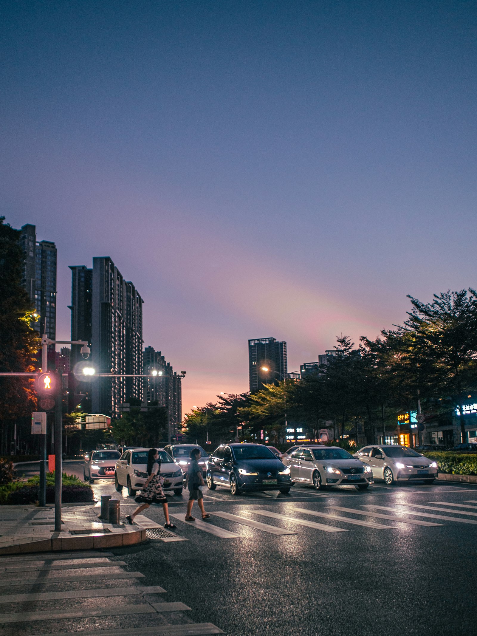 夕暮れの街並みと交差点。交通事故後の冷静な対応を象徴するイメージ。