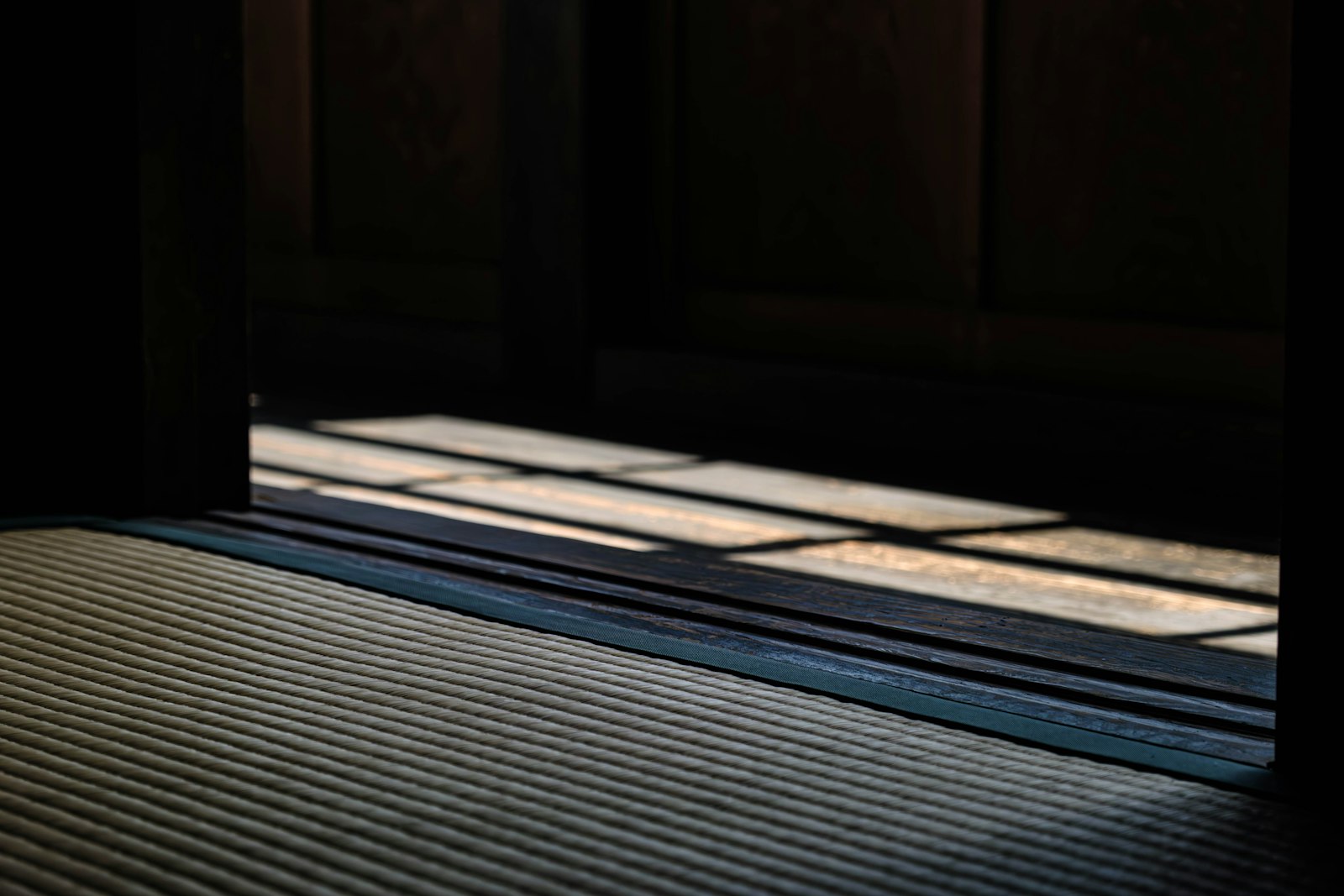 畳の間に差し込む光と障子。家族の歩みを静かに受け止めるイメージ。